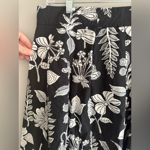 Talbots Flare Pleated Skirt Women’s SZ 10 Black White Floral Cotton MIDI Summer - Picture 2 of 8